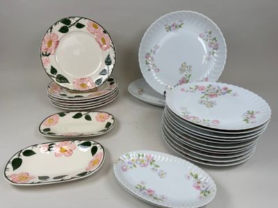 un grand nombre d'assiettes posées sur une table