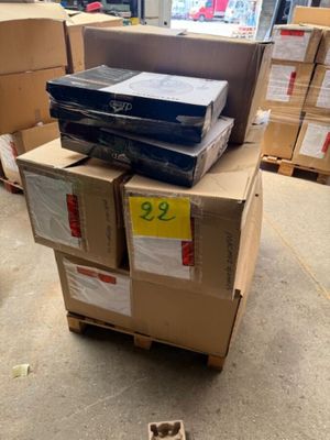 une pile de cartons posée par terre dans un magasin
