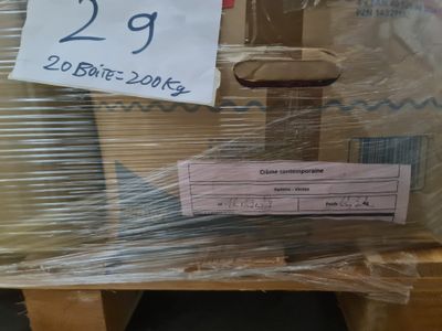 Palette d’environ 200 kg – Vêtements crème contemporaine fem…