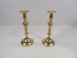 paire de chandeliers anciens en laiton sur fond blanc