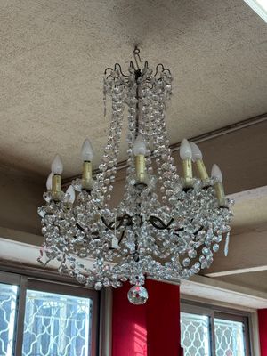 un lustre suspendu au plafond d'une pièce