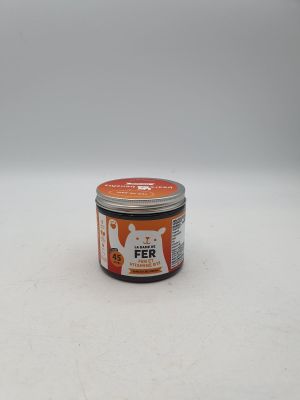 une photo d'une boîte de pâte de poivre posée sur une surface blanche