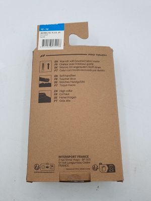le dos d'une boîte en carton sur laquelle est collé un autocollant
