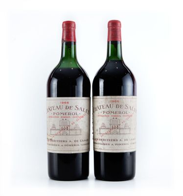 deux bouteilles de vin rouge posées l'une à côté de l'autre sur une surface blanche