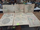 plusieurs cartes du monde exposées sur une table dans un magasin