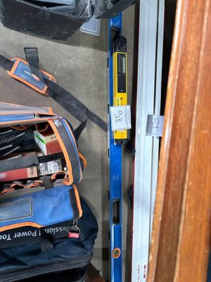 un sac d'outils posé par terre près d'une porte