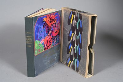 deux livres ouverts posés sur une surface grise