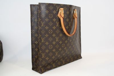 une photo d'un sac à main Louis Vuitton posé sur une table