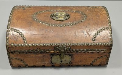 une petite boîte en bois munie d'une serrure
