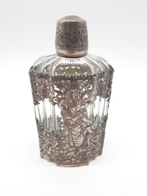 un flacon de parfum ancien en verre plaqué argent, orné d'une femme sur le bouchon