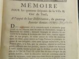 un livre ouvert avec l'image d'un oiseau dessus
