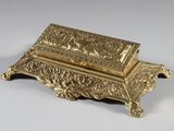 une boîte en or posée sur une table