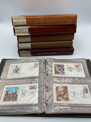 un grand nombre de livres posés sur une table