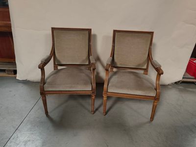 deux chaises avec un revêtement beige, revêtement beige, revêtement beige, revêtement beige, revêtement beige, revêtement beige, revêtement beige, revêtement beige