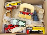 une boîte en carton remplie de petites voitures de toutes sortes