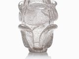 un vase en verre contenant une fleur