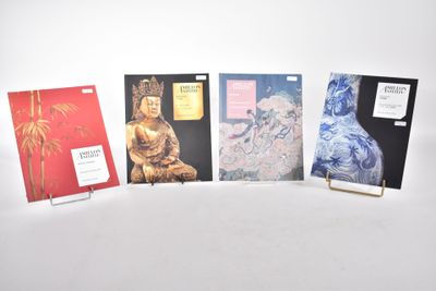quatre cartes aux motifs différents sur une surface blanche avec un fond blanc