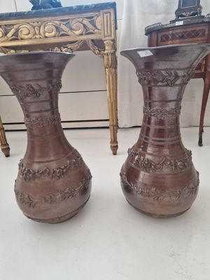 deux vases posés sur une table