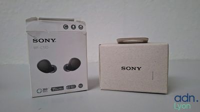 La boîte des écouteurs Sony se trouve à côté de celle des écouteurs.