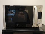 quelqu'un prend une photo de son reflet dans un micro-ondes