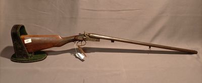 un vieux pistolet avec un canon en bois et une poignée en métal