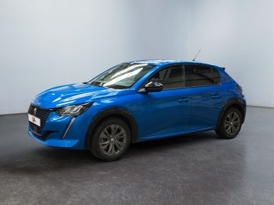 La Toyota C-HR bleue est garée dans une pièce blanche