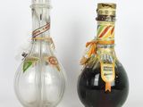 deux bouteilles posées l'une à côté de l'autre sur une table