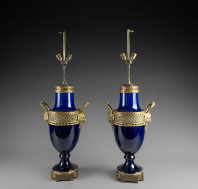 Importante paire de lampes en porcelaine gros bleu de forme …