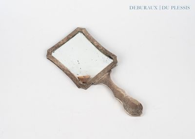 un petit miroir muni d'un manche en bois posé sur une surface blanche