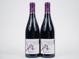 deux bouteilles de vin rouge sur fond blanc