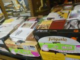 de nombreuses boîtes de nourriture posées sur une table dans un magasin