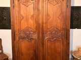 une grande armoire en bois dans le coin d'une pièce