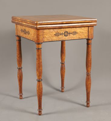 une petite table en bois avec un tiroir d'un côté et un autre de l'autre côté