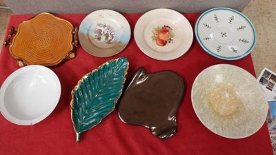 de nombreuses assiettes et bols posés sur une nappe rouge