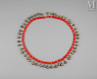 un collier de perles rouges et dorées orné de clochettes