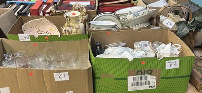 de nombreux cartons d'objets hétéroclites sur le sol
