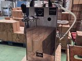 une machine posée sur une palette dans un entrepôt