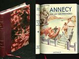 deux livres posés l'un à côté de l'autre sur une table