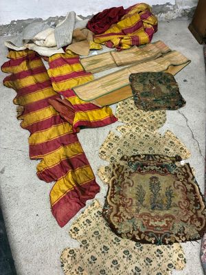 de nombreux morceaux de tissu posés par terre à côté d'une chaise