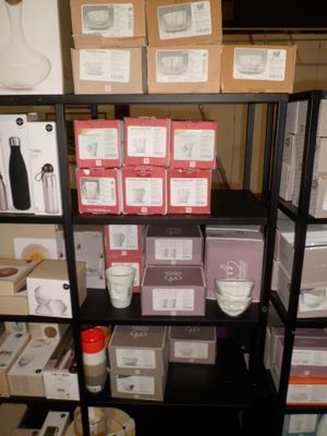 de nombreuses boîtes sur les étagères de la pièce