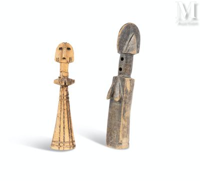 deux figurines en bois représentant un homme et une femme debout l'un à côté de l'autre
