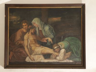 une peinture sur le mur d'un immeuble, avec une peinture représentant Jésus posée par terre