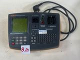une image représentant une calculatrice posée sur une table