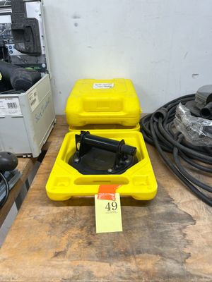 une valise jaune avec une poignée noire et une valise jaune avec une poignée noire