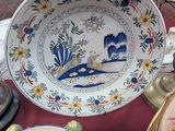 plusieurs assiettes et bols posés sur une table dans une pièce