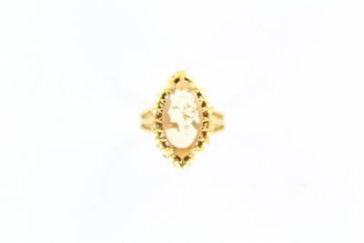 une bague en or avec une pierre blanche au centre