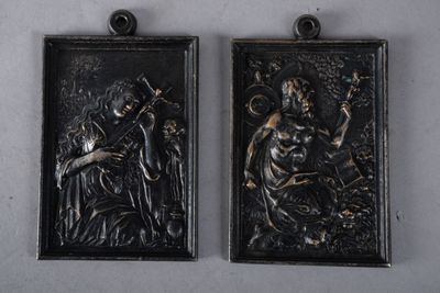 paire de plaques murales anciennes en métal noir et doré représentant une femme et un homme