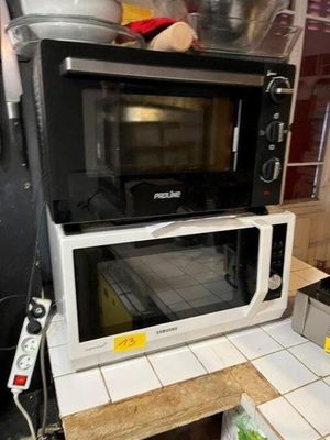 un micro-ondes posé sur un comptoir dans une cuisine