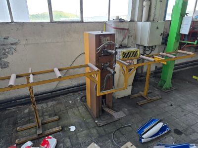 une machine placée au milieu d'une pièce