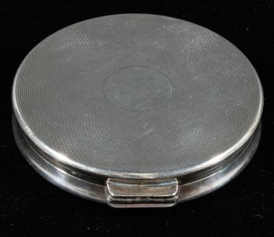 HERMES Paris. Poudrier rond en argent sup.